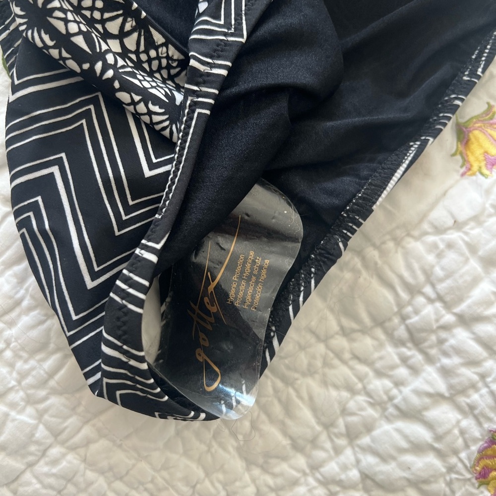 🌴vacation pick🌴NWOT - still has liner on -Gottex Black and White Chevron Bikini - Picture 3 of 5
